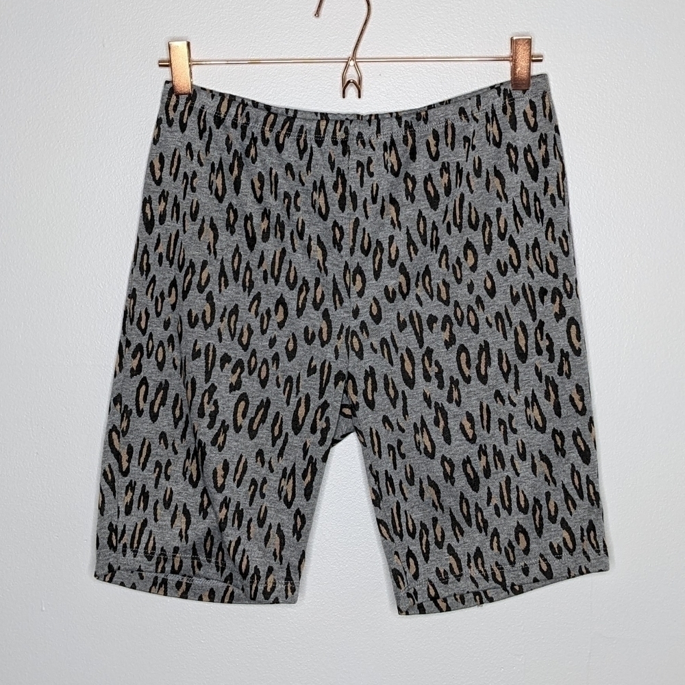 ✨3/$15 Hem & Thread grey leopard print shorts M